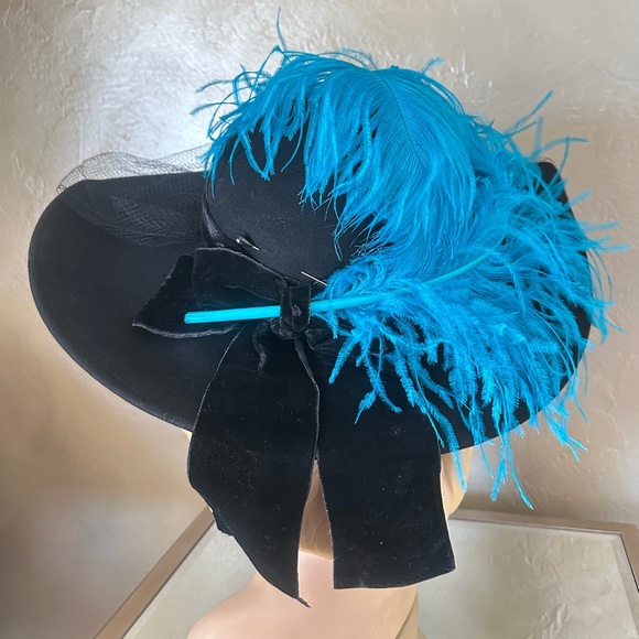 REGAL 1940\'s BLACK FELKT WIDE BRIM HAT +  TURQUOISE OSTRICH FEATHERS & VEILING